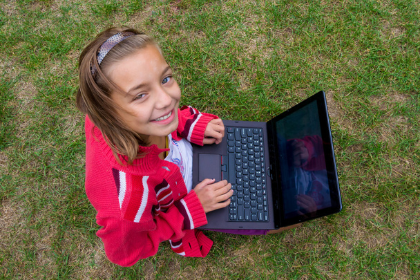 glückliches Mädchen mit Laptop-Studie draußen lächelnd - Foto, Bild