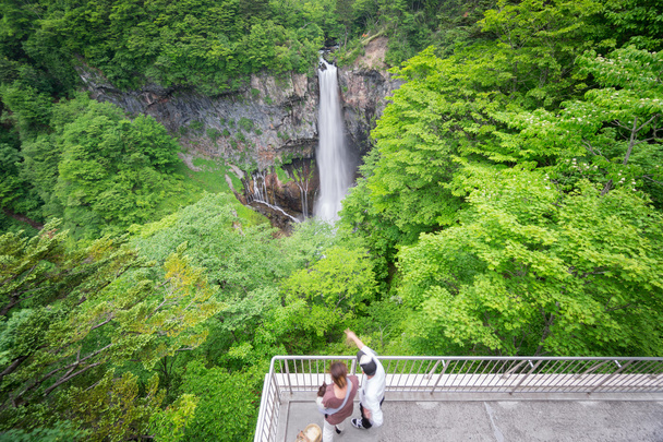 Turistas borrosos visitando Kegon Falls, Nikko, gran angular
 - Foto, Imagen