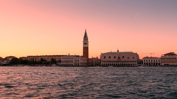 Панорама Венеции вид на закат с моря
. - Фото, изображение