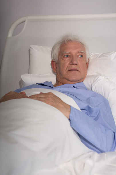 Elder man in hospital bed - Fotografie, Obrázek