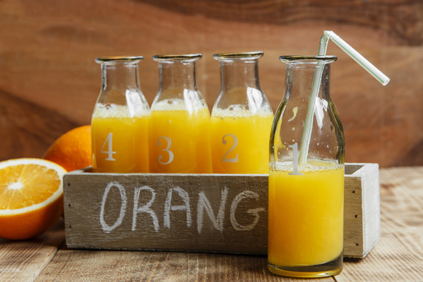 Succo d'arancia spremuto fresco in una bottiglia
 - Foto, immagini