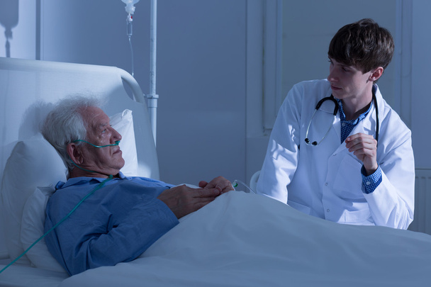 Elder patient and doctor - Foto, imagen