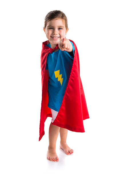 Menina vestida como super-herói apontando para a frente
 - Foto, Imagem