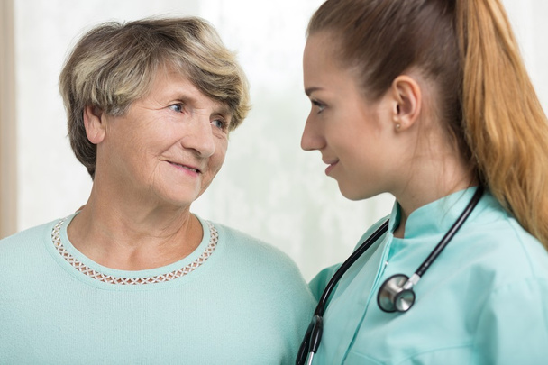 Doctor talking with senior woman - Foto, Imagen