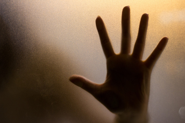 Shadow of hand behind wet glass, close-up - Foto, Imagem