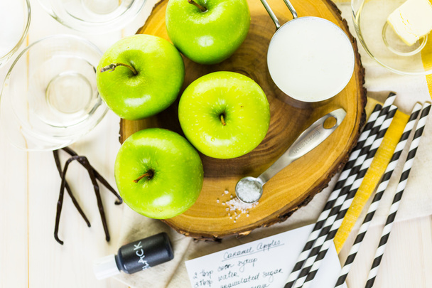 valmistelu kotitekoinen musta karkkia omenat
 - Valokuva, kuva
