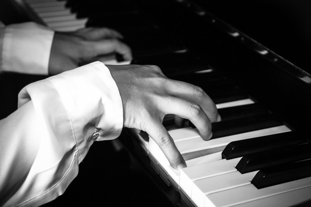 Руки женщины-пианистки / музыканта, играющей на фортепиано B & W изолированы от
 - Фото, изображение