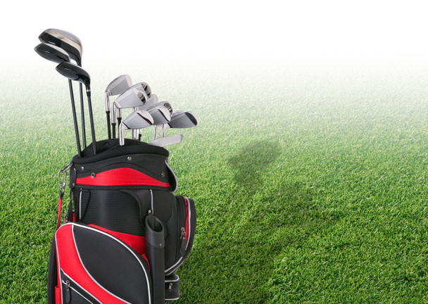 Clubes de golf frente a la hierba tee box descolorida
 - Foto, imagen