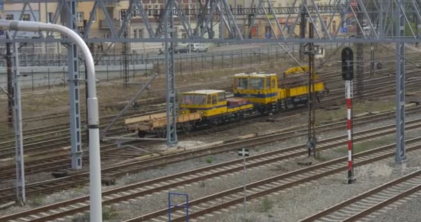 Κίτρινο ατμομηχανή είναι αφήνοντας κινείται μακριά από πιέζει σιδηροδρομικό σταθμό σύρμα πύργους φανάρια θολό υπαίθρια Πολωνία Opole - Πλάνα, βίντεο