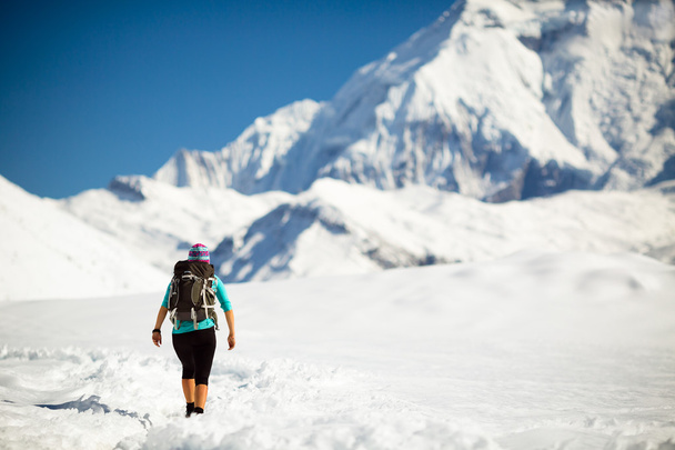 Жінка ходить в зимових горах
 - Фото, зображення