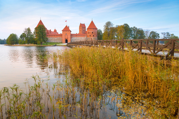 Παλιό κάστρο εγκαίρως Ανατολή του ηλίου. Ανατολική Ευρώπη, Λιθουανίας, Trakai. - Φωτογραφία, εικόνα