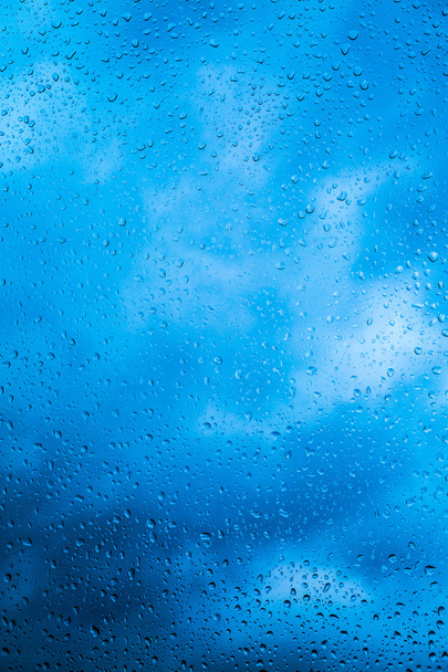 Vízcseppeket ablak üveg, az eső után. Az ég, a felhők, a háttérben. - Fotó, kép