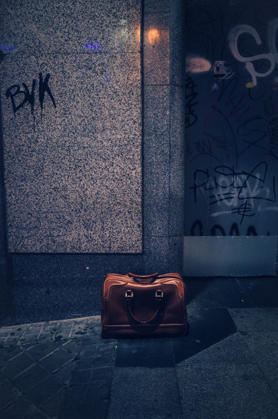 Rocznika walizki skórzane opuszczony na ulicy - Zdjęcie, obraz
