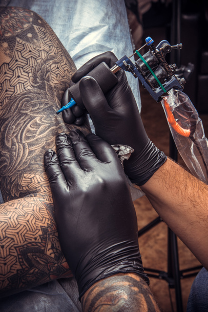 Szakmai tattooist működik a szalonban - Fotó, kép