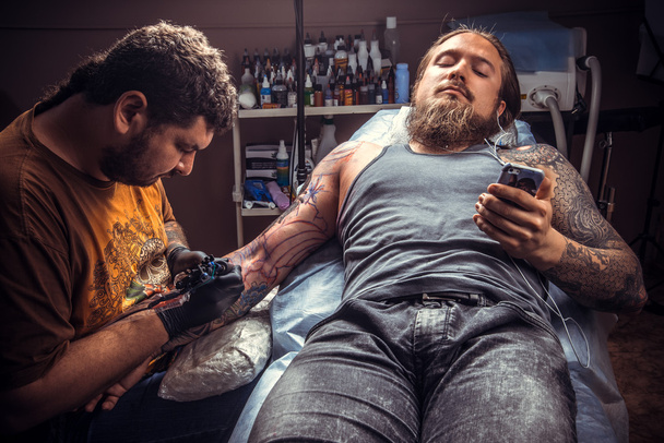 Tattooer teszi a hideg tetoválás, tetováló szalon - Fotó, kép