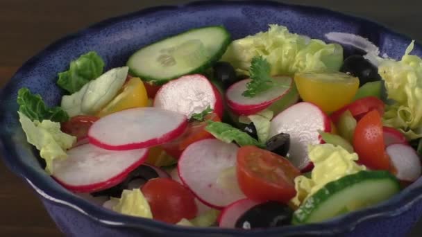 Friss saláta egy tálba zöldségekkel - Felvétel, videó