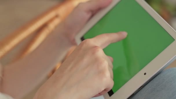 Frauenhände berühren, scrollen, zoomen, zoomen Tablet.Green Screen Display - Filmmaterial, Video