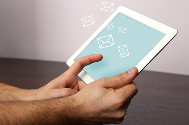 E-posta kavramı tablet ve el ile - Fotoğraf, Görsel