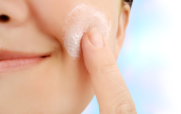 顔の保湿剤 - 写真・画像