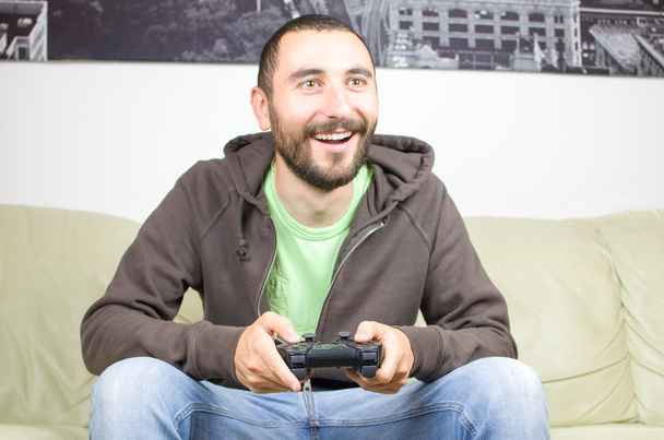 ευτυχισμένος άνθρωπος αρέσει να παίζουν βιντεοπαιχνίδια - Φωτογραφία, εικόνα