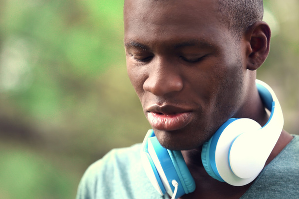 Handsome African American man with headphones outdoors - Foto, afbeelding