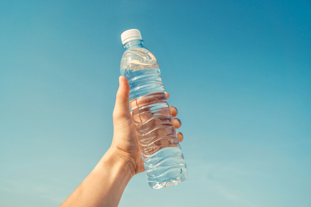 χέρι που κρατά ένα μπουκάλι νερό - Φωτογραφία, εικόνα