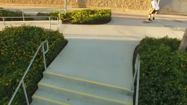 階段を飛び越え通りのスケート選手 - 映像、動画