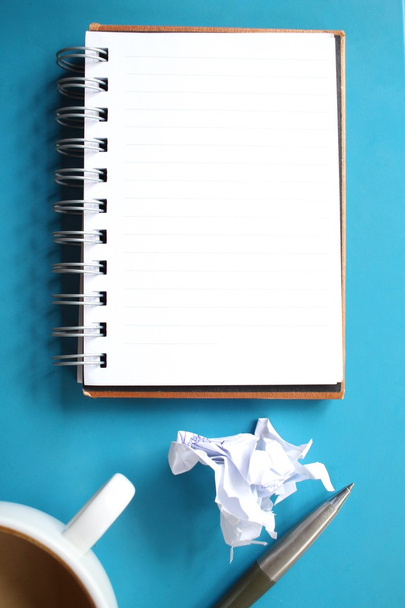 Пустой блокнот и ручка с кофе на рабочем столе
 - Фото, изображение