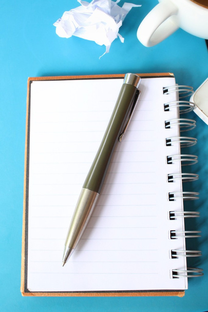 Пустой блокнот и ручка с кофе на рабочем столе
 - Фото, изображение