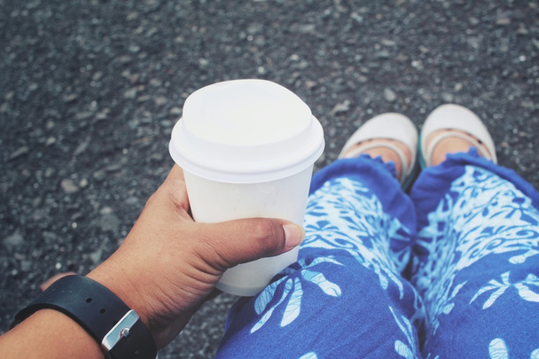 Selfie de taza de papel de café en la mano con los pies
 - Foto, Imagen