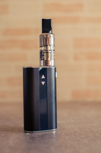 fekete e-cigaretta - Fotó, kép