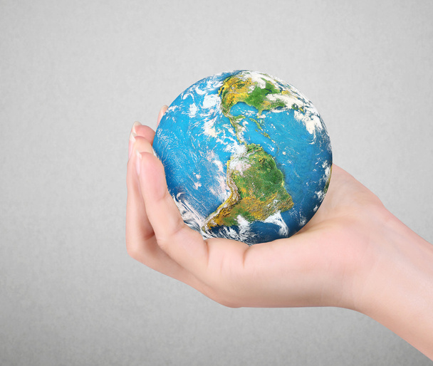 Emberi kezében globe elemekkel felszerelt-a Nasa kép - Fotó, kép