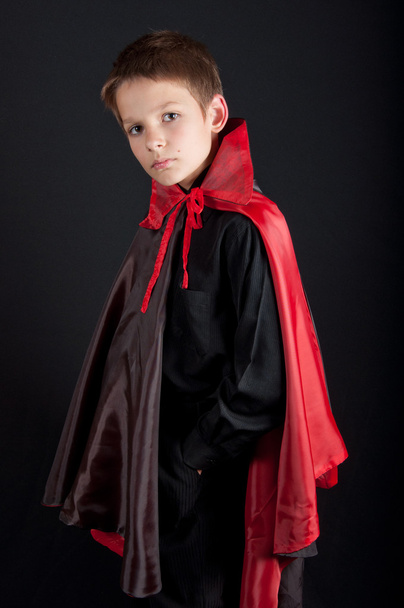 Menino vestido como vampiro para a festa de Halloween
 - Foto, Imagem