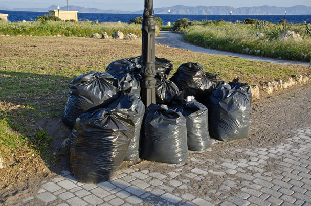 Τοπίο στην Ελλάδα με πλαστικές σακούλες σκουπιδιών και Θαλασσογραφία - Φωτογραφία, εικόνα