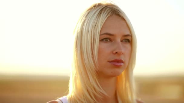 Νεαρό κορίτσι πορτρέτο σαγηνευτική γυναίκα σέξι στο ηλιοβασίλεμα κίτρινη άμμος της ερήμου - Πλάνα, βίντεο