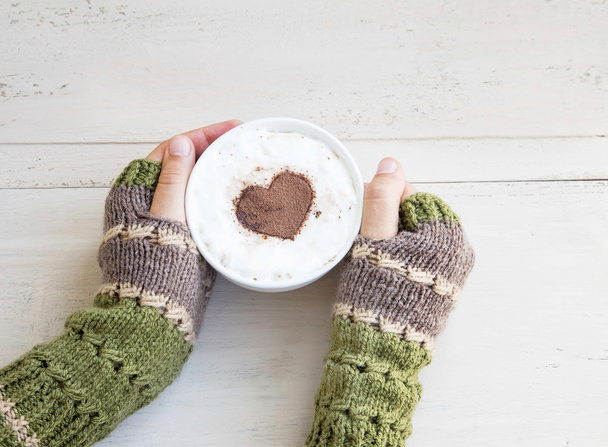 Tenant café Latte avec chauffe-mains en laine confortable
 - Photo, image