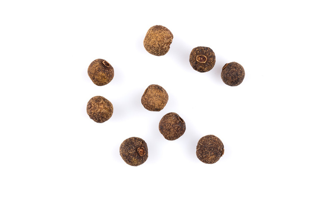 Black pepper isolated on white background - Foto, afbeelding