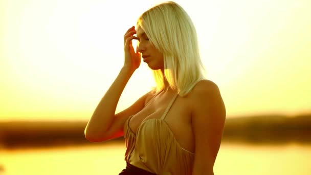 силует молода спокуслива сексуальна портретна дівчина жінка на заході сонця жовтий пустельний пісок
 - Кадри, відео