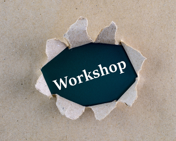 Carta ruvida marrone strappato con la parola "Workshop" sulla superficie di sfondo
. - Foto, immagini