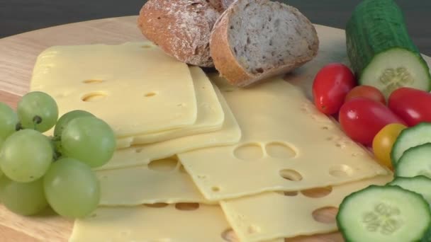 Finom edam sajt szeletelt fából készült táblán - Felvétel, videó
