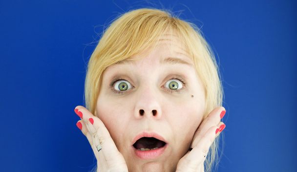 portrét mladé blonďaté ženy pohledu překvapený - Fotografie, Obrázek