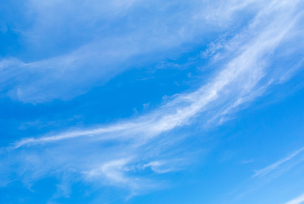 Sinisen taivaan pilvi
 - Valokuva, kuva