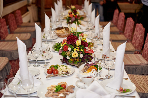 Belle table de mariage décorée au restaurant
 - Photo, image