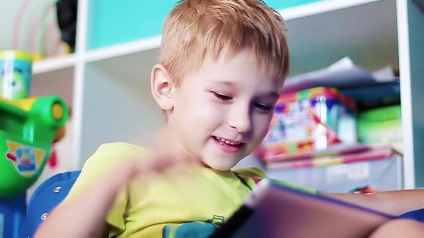 kleine jongen spelen op de Tablet PC - Video