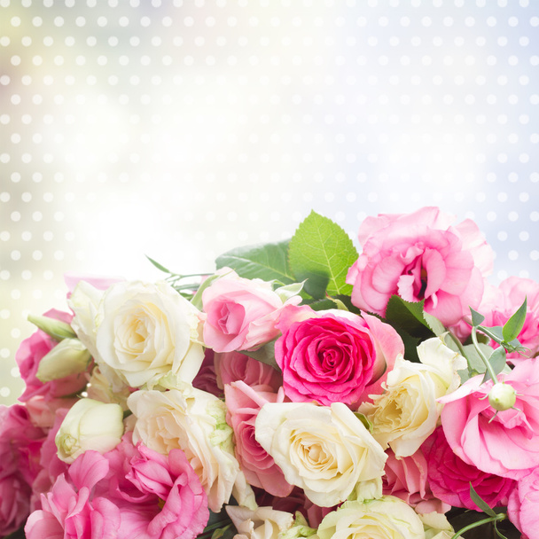 μπουκέτο με ολόφρεσκα τριαντάφυλλα - Φωτογραφία, εικόνα