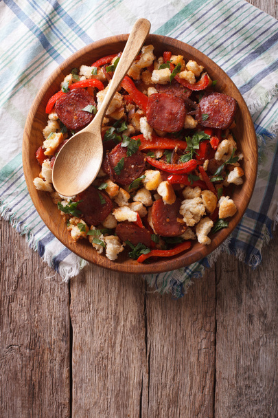 migas with chorizo, bread crumbs and vegetables. vertical top vi - Foto, afbeelding