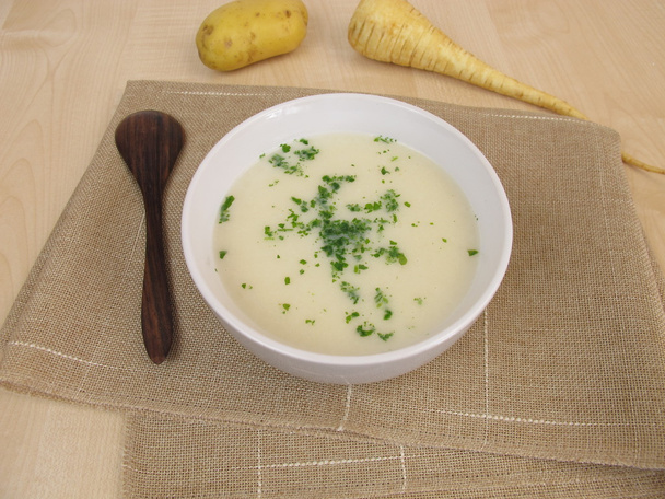 Sopa de puré con patatas y chirivías
 - Foto, Imagen