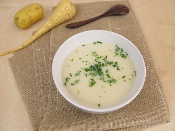 Puree soep met aardappelen en pastinaken - Foto, afbeelding
