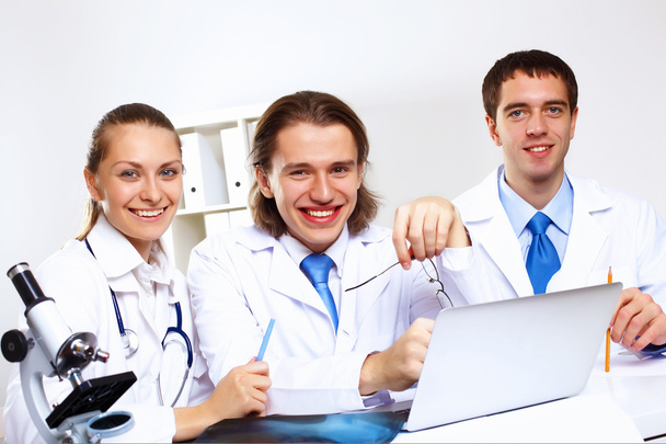 Jovens médicos no trabalho
 - Foto, Imagem