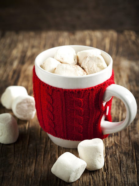 Mug filled with hot chocolate and marshmallows - 写真・画像